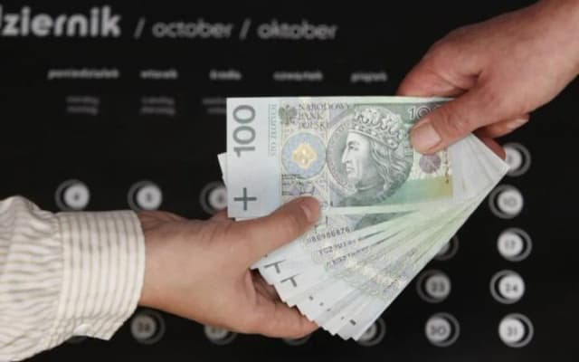 Czy mąż może przelać żonie pieniądze bez podatku? Sprawdź zasady. Czy mąż może przelać żonie pieniądze bez podatku? Sprawdź zasady.