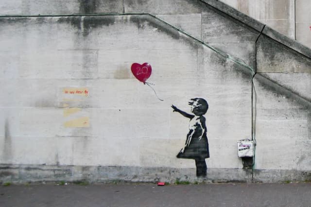 Kim jest Banksy? Tajemniczy artysta uliczny i jego niezwykłe dzieła Kim jest Banksy? Tajemniczy artysta uliczny i jego niezwykłe dzieła